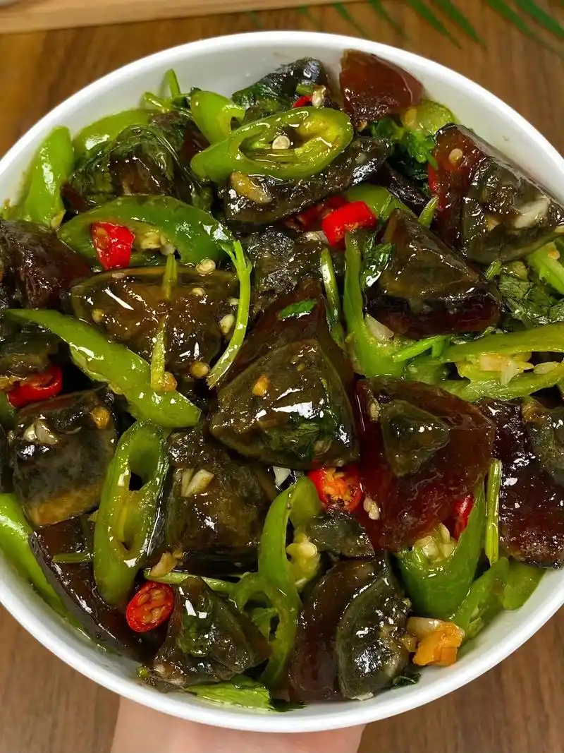 青椒皮蛋最简单的家常做法,皮蛋入味滑嫩爽口,一上桌就吃光!