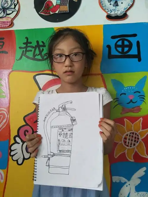 鄢望路校区线描班《灭火器写生》