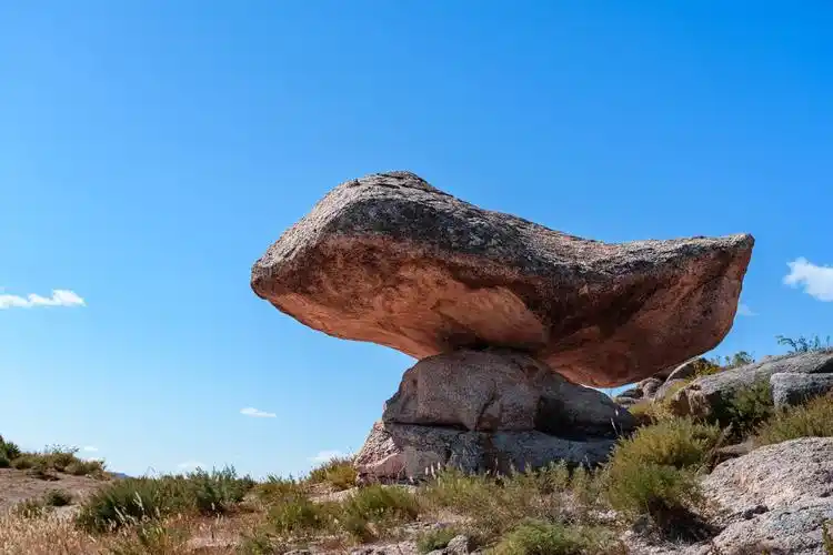 第四纪冰川遗迹角峰刃脊飞来石壁挂式冰臼群