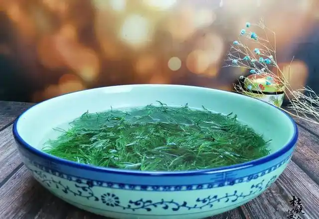 5,把清洗干净的黄荆菜下入沸水内,焯水2分钟,捞出后在足量清水中过凉