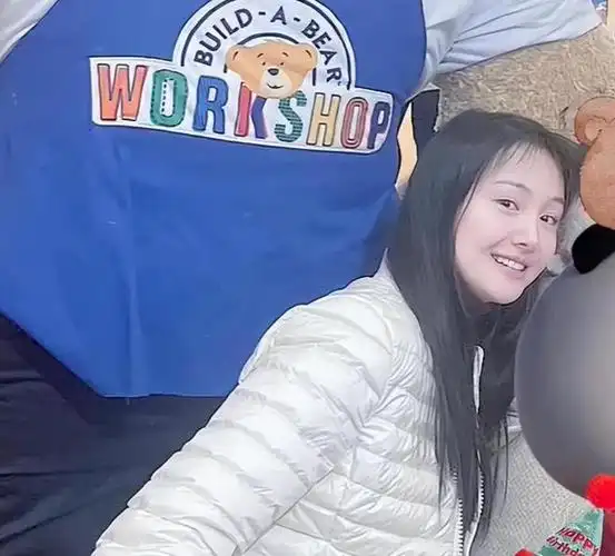 郑爽近照曝光彻底变样财产清零公司注销发文回应不欠任何人