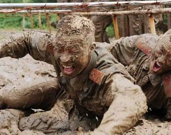 军人艰苦训练的励志图片