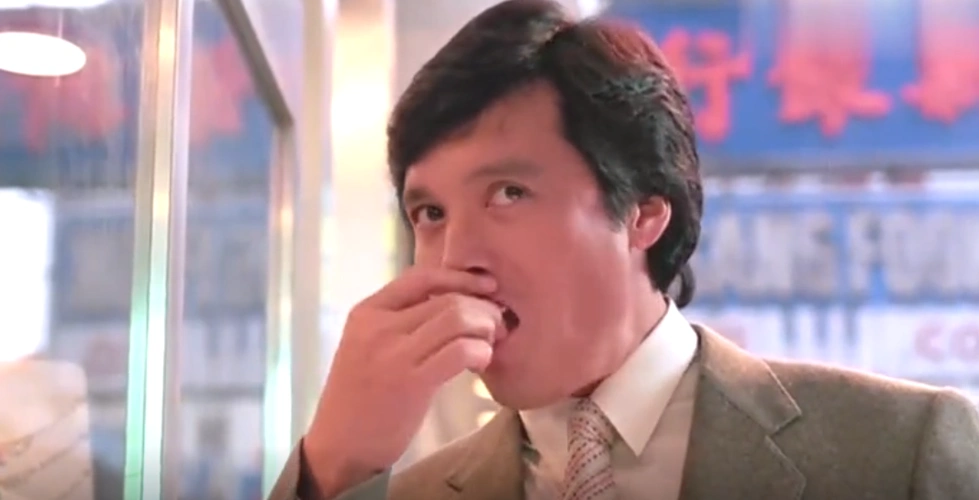 比如,洪金宝的《福星高照》当中,花旗参在打劫金店的时候就是嚼着c4"