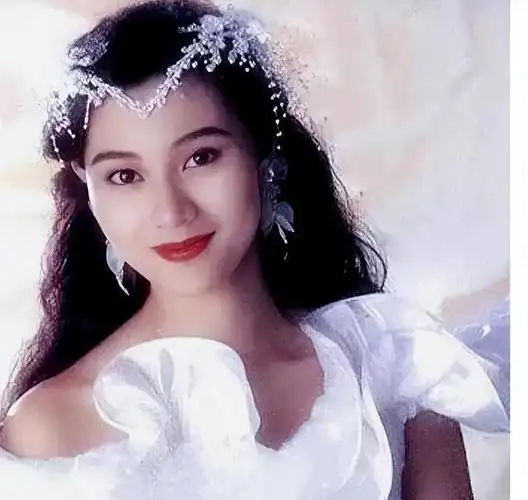 与刘銮雄痴缠10年,却嫁给许晋亨,李嘉欣的坚持和底线都离不开钱