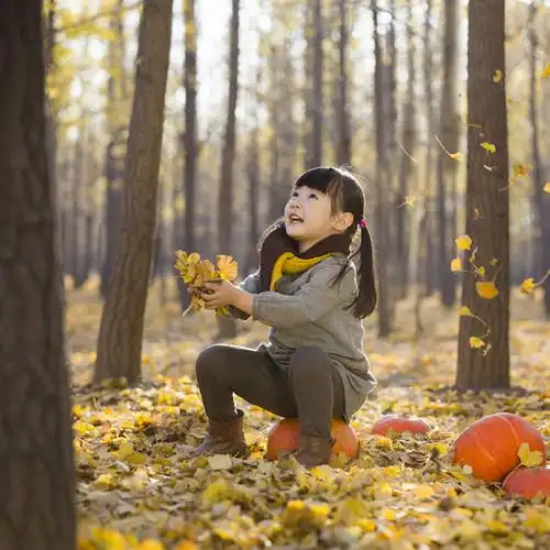 东方人,婴儿,儿童,一个人,站,举,笑,微笑,露齿笑,方图,室外,白天,正面