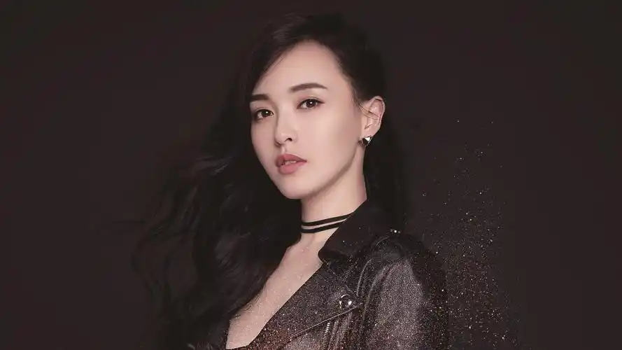 39m上传时间:2020-06-16壁纸标签:唐嫣明星风尚壁纸封面图唐嫣 明星