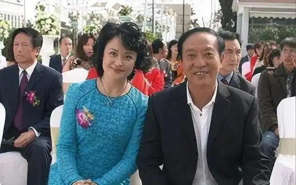 当红时抛下冯巩去当官,58岁妻离子散,74岁的牛群如今怎样了