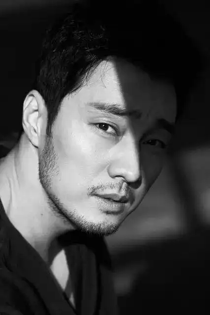 苏志燮拍摄画报时留着淡淡的络腮胡▲ 吴亦凡突破形象的络腮胡造型