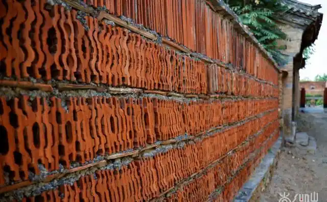 不过看起来,这红瓦墙也很别具一格有独特味道呢!