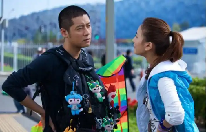 他第一任女友是绯闻女友是姚笛,之后是张俪,而后是王丽坤,曾泳醍两位