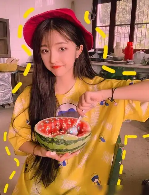 次惑小仙女高颜值全靠p图?看到她真实颜值,网友:网红真好当