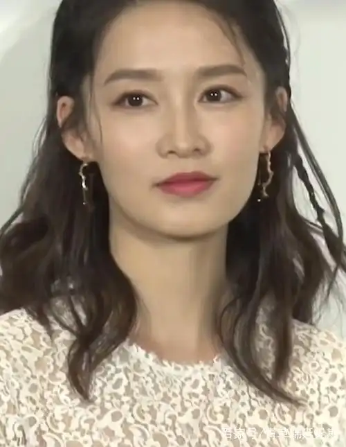 李沁零下5度穿蕾丝裙,脖子冻得通红惹人心疼,未修图惊艳了!