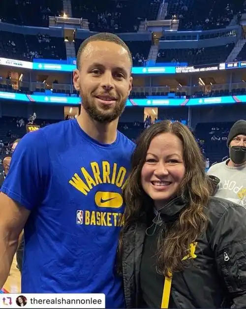 李小龙女儿李香凝受邀观看勇士比赛并在赛前与库里合影