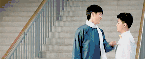 刘昊然拍肩膀走开微笑gif动图_动态图_表情包下载_soogif