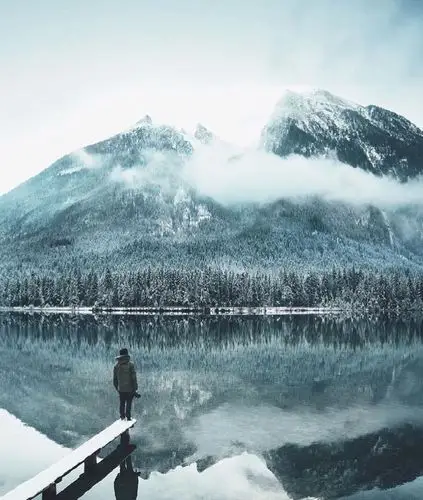 一个人伤感孤单的悲伤心情说说大全 灯光闪耀的晚上还有谁会记得我忧