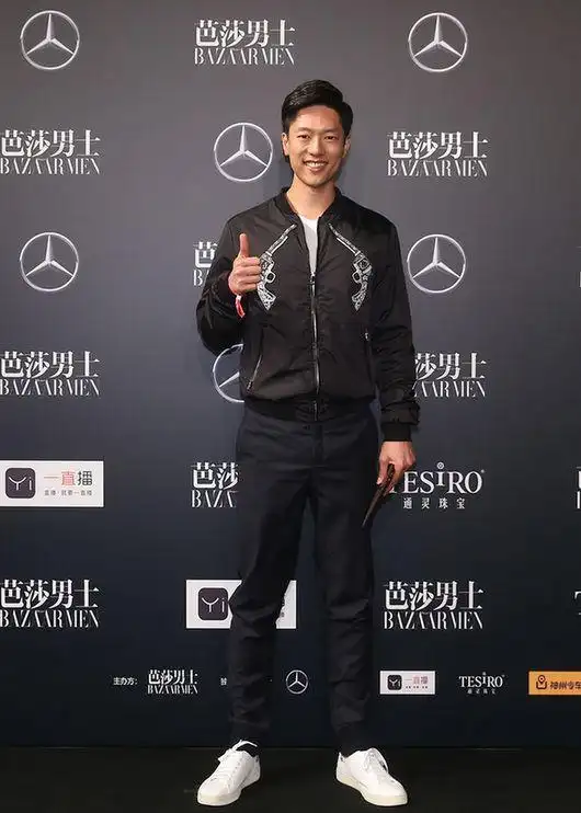 凌潇肃亮相活动现场 黑色飞行夹吸睛指数爆表