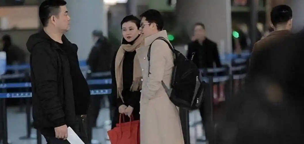 她是蔡国庆藏了30年妻子,穿灰色裙难掩贵妇美,五官精致不输明星_时尚