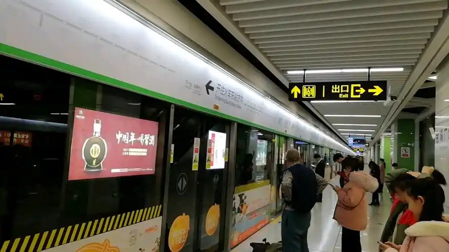 南宁地铁1号线103号车金湖广场进站(拍摄日期:2019年02月13日)