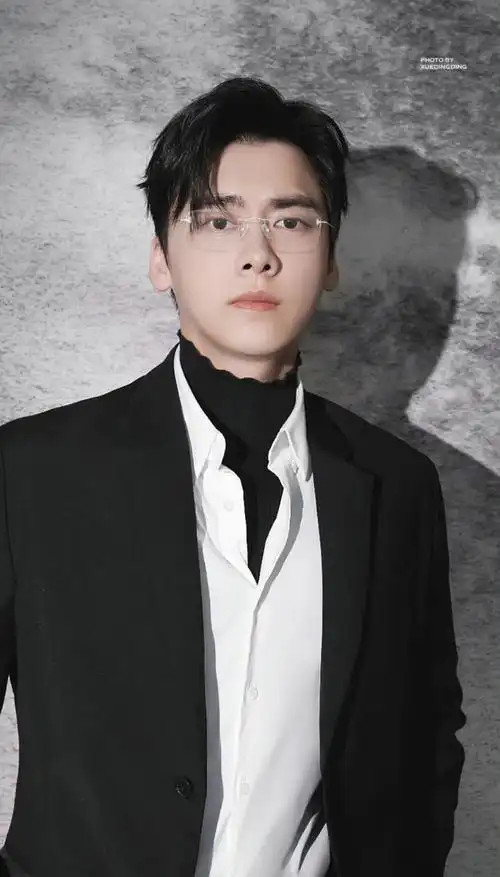 李易峰荣获2022微博电影之夜年度最受瞩目演员奖项