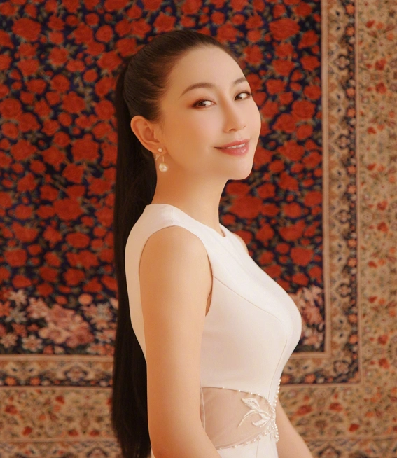 因婚纱设计被关注诸多女星的好友兰玉到底有多大魅力