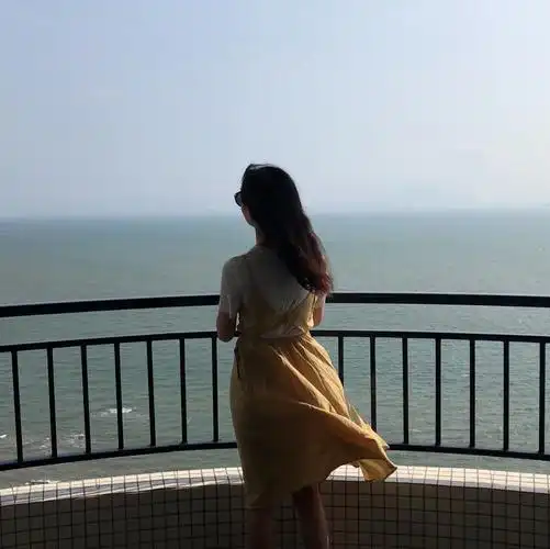 头像背影挡脸女生