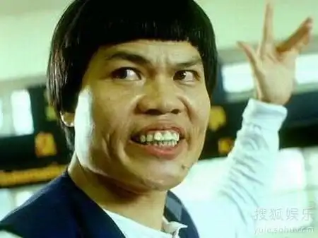 等香港著名甘草演员,标志形象就是马桶盖头,一口参差不齐的龅牙