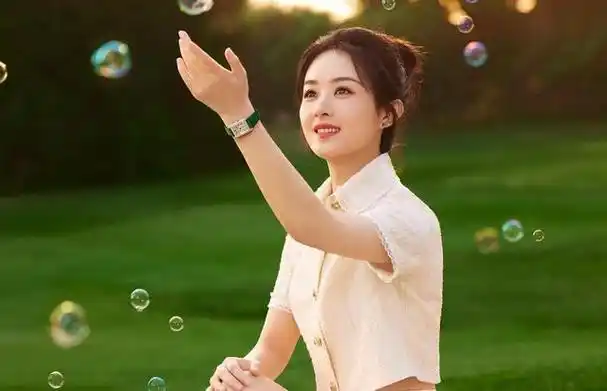 2021年赵丽颖收到浪琴的邀约,在郑州出席了品牌活动,当天她身穿一袭