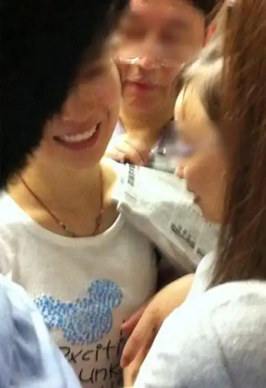 猥琐男地铁车厢揉捏女子胸部女子尴尬不做声