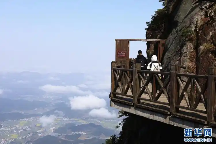 游客行走在武功山景区栈道,犹如在云海漫步.新华网 王晓震 摄