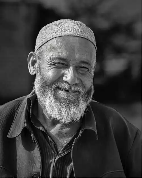 写美篇 在西域的少数民族居住区,上年纪的男人们都爱留胡子