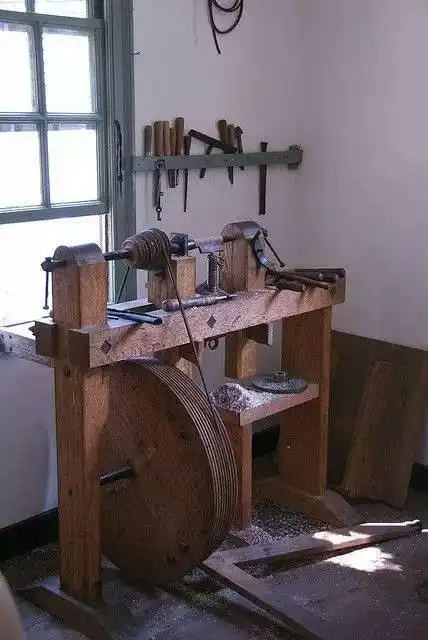 老式车床还原实物从上图中可知,古老的木工车床工艺是利用了踏板以及