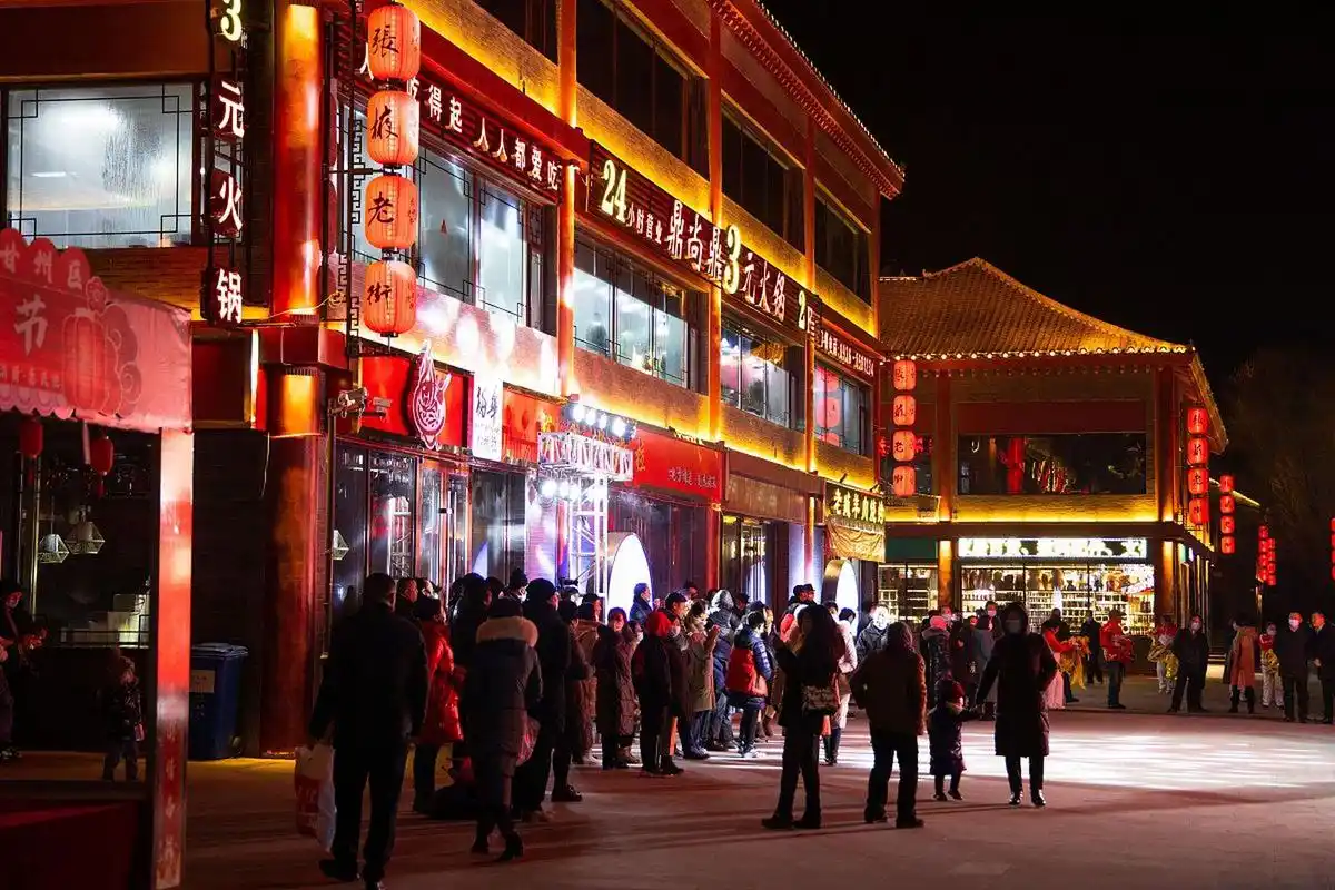 #嬉行记# 敦煌商业步行街是敦煌市中心的一条历史悠久,繁华热闹的商业