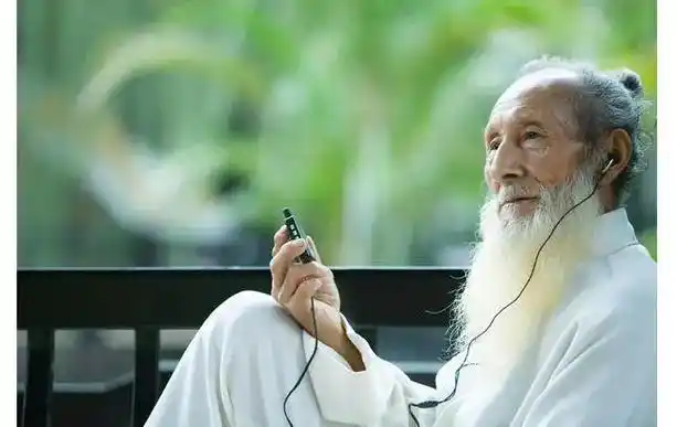 将军,各个形态生动,我便去看,忽然看到角落里坐着一个白胡子老道士,他