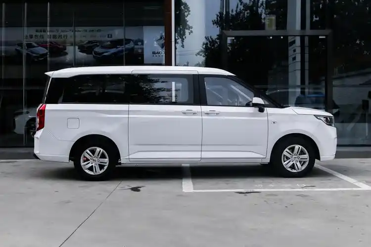 外观方面,五菱征程采用"极简几何"设计理念,整体风格与五菱宏光plus