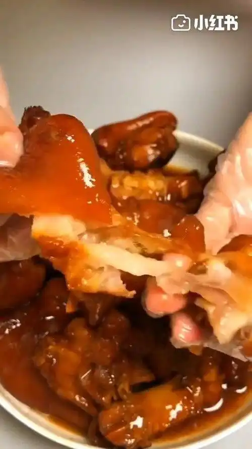 农村老爸嘴馋想吃猪蹄,138元买6个猪蹄做一盆,全家啃的香