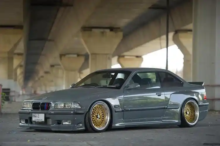 水泥灰的宽体宝马3系 e36