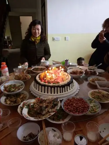 我们一大家子都给大姨过生日,做了好多好多菜,大家都在唱生日快乐呢!