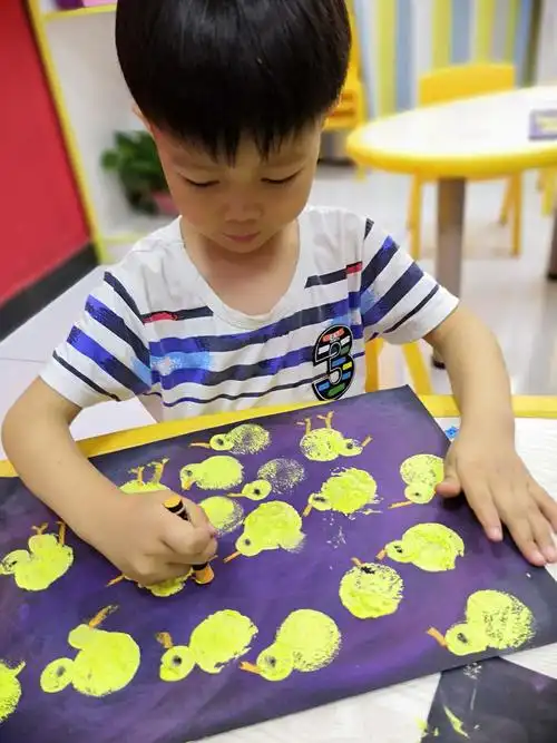 《小鸡,小鸡》 材料:色粉笔,黑色卡纸,水粉,重彩棒,海绵锤 《小鸡