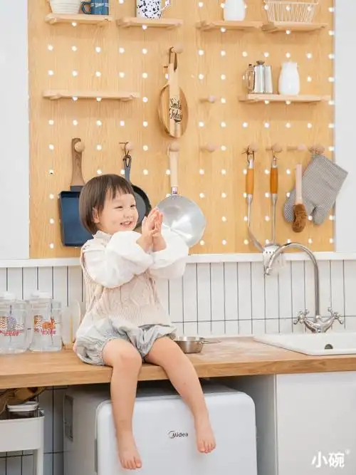 北京儿童摄影在厨房抓拍到一只小可爱