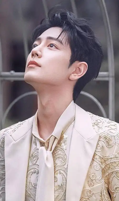 肖战es高定男装首穿,微博之夜神图频出,最后一张小表情萌坏粉丝