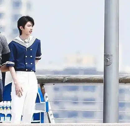 蔡徐坤的水军服真是让女粉们尖叫,果然颜值高,什么都能撑起来_举止