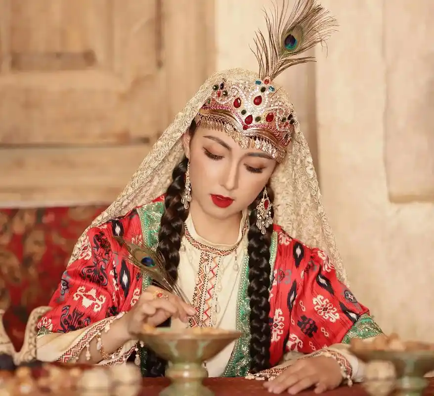 维吾尔族姑娘 #新疆民族服饰 #少数民族风情 - 抖音