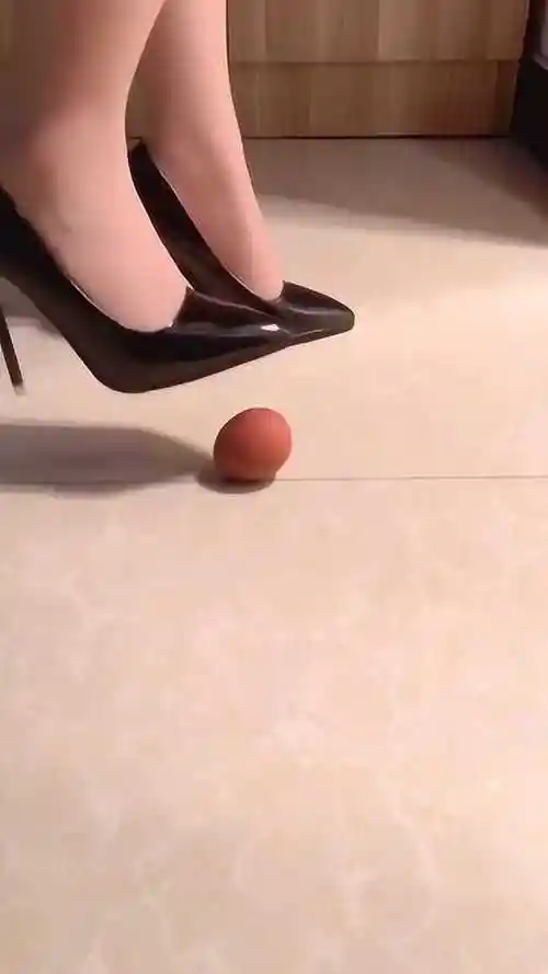 万物皆可踩小姐姐用高跟鞋踩鸡蛋瞬间爆浆了