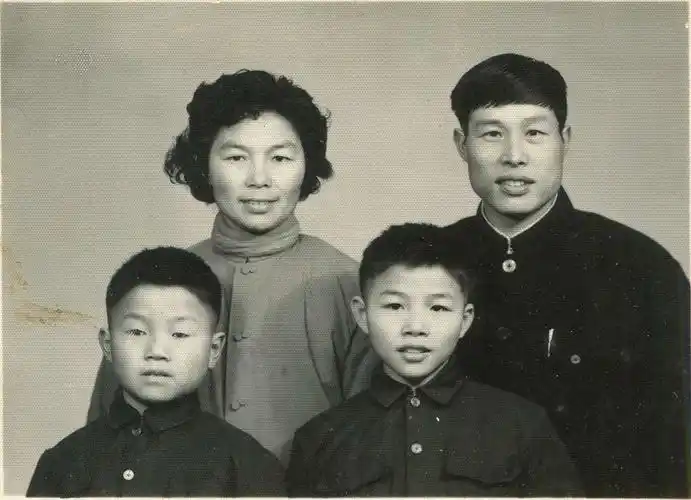 陈亚东 性别:男 出生年月:1948年9月 一,流金岁月,难忘忆秋年 90年代