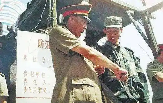 去世一年多了儿子做到了副师职_董万瑞_洪水_董三榕