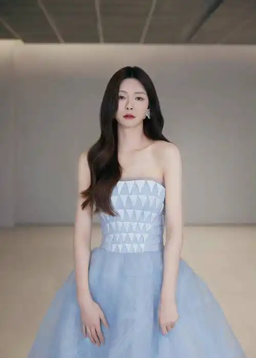 沈梦辰作为主持人,穿着一条雾蓝色的薄纱抹胸裙,搭配的发型就没有刘海