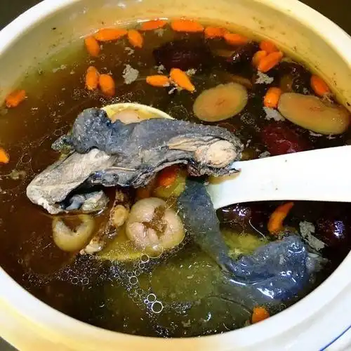 天凉了,煲一锅乌鸡老火汤吧,汤口浓稠营养丰富,还能增加抵抗力