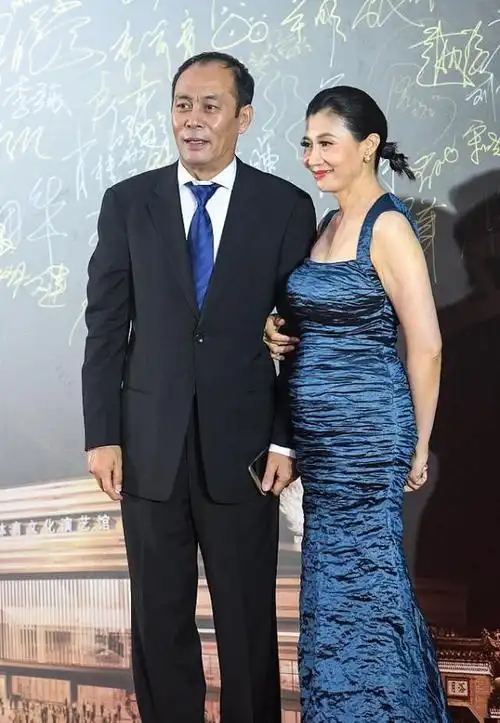 张光北妻子奔六了,仍看得出有校花的气质,穿印花裙身材没缩水