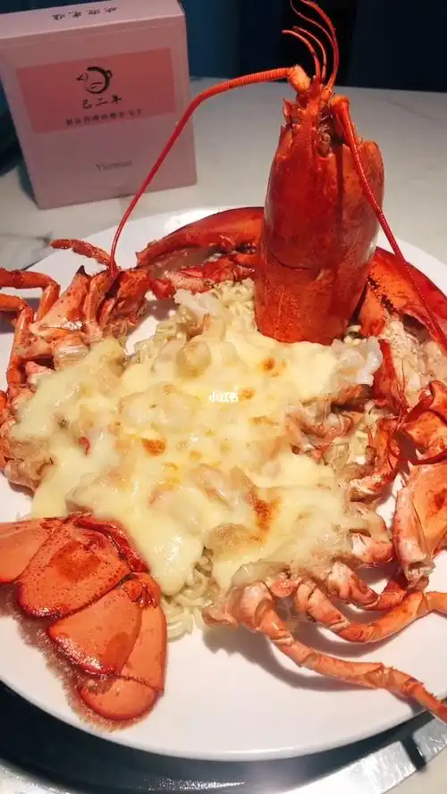 其实芝士焗波龙还是没有清蒸的好吃 中看不中吃 烤过之后龙虾本身的鲜