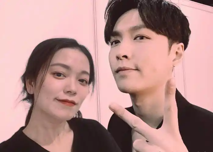 和张艺兴的合照